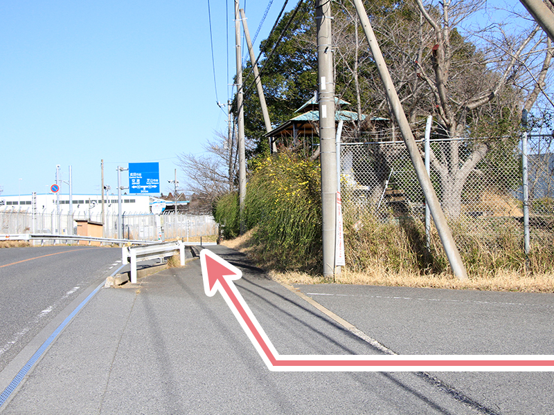 バスターミナルを抜けると、歩道がありますので、右折し道なりに歩きます。（400m）